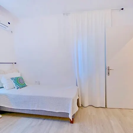 Jerry Afro Venkovský dům *